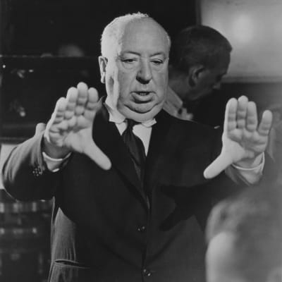 Den brittiske filmregissören Alfred Hitchcock gestikulerar 