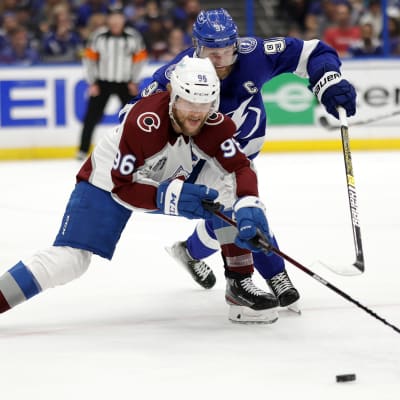 Mikko Rantanen i närkamp mot Steven Stamkos.