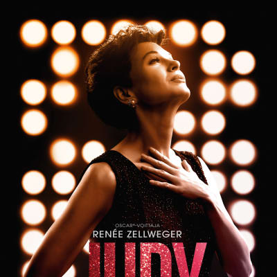 Judy Garland (Renée Zellweger) poserar framför en massa strålkastare.