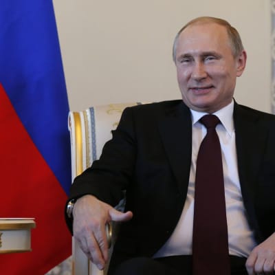 Vladimir Putin under ett möte med Kirgizistans president Almazbek Atambajev i S:t Petersburg 16.3.2015.