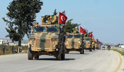 En turkisk militärkonvoj i Syrien på väg mot provinsen Idlib