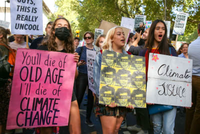 Klimatdemonstranter i London. Ett rosa plakat med texten "You'll die of old age, I'll die of climate change".