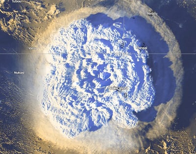 En satellitbild från vulkanutbrottet i Tonga, visar hur en enorm rökpelare har bildats över hela öriket.