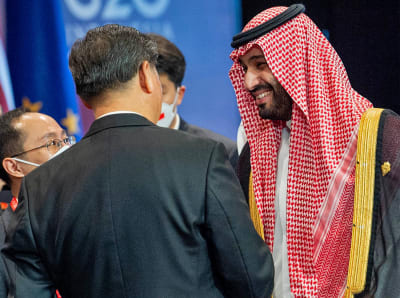 Saudiarabiens kronprins och premiärminister Mohammed bin Salman skakar hand med Kinas president Xi Jinping vid G20-ledarnas toppmöte på den indonesiska semesterön Bali.