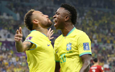 Neymar och Vinicius Junior firar.