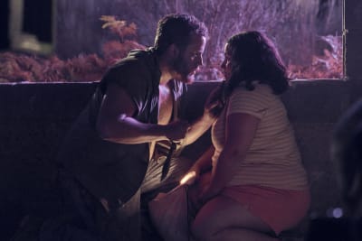 Mördarmannen (Richard Holmes) och Sara (Laura Galán) sitter mittemot varandra i ett öde hus mitt i natten, mannen håller  en kniv i handen och stirrar på Sara.