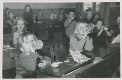 Snellmanin kansakoulun oppilaita luokassa (1950-luvun alku).