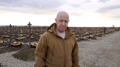 Wagnerledaren Jevgenij Prigozjin vid en begravningsplats för stupade Wagnerkrigare i den södra ryska Krasnodar-regionen. 