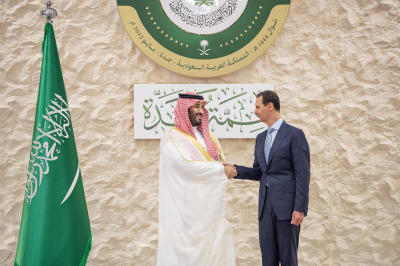 Prins Mohammed bin Salman skakar hand med Syriens president Bashar al Assad.