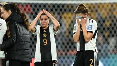 Tyska fotbollsspelarna Svenja Huth och Chantal Hagel ser nedstämda ut efter en förlust.