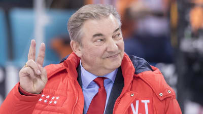 Vladislav Tretiak visar segertecknet
