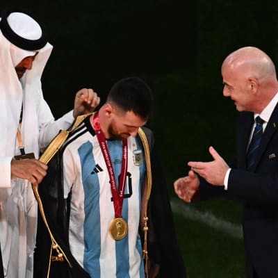 Qatarin emiiri Tamim bin Hamad Al Thani ja Fifan puheenjohtaja Gianni Infantino pukivat Argentiinan kapteenin Lionel Messin päälle bishtin.