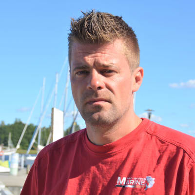 Man i en hamn