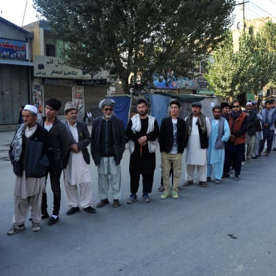 Kön till en vallokal i Afghanistans huvudstad Kabul på lördagen. 