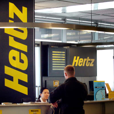 En kund vid Hertz biluthyrningsdisk. 