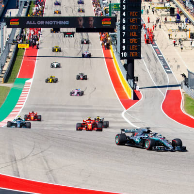 F1-bilar kör på banan i Austin