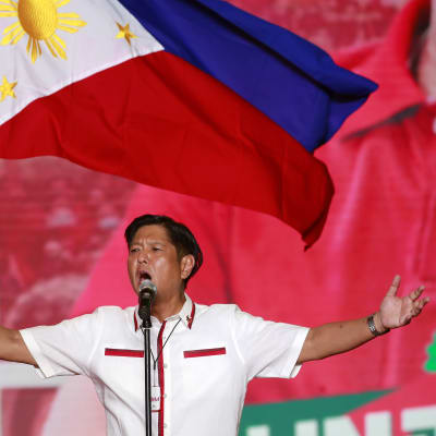 Bongbong Marcos puhumassa taustallaan Filippiinien lippu.