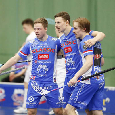 Classicin Ville Lastikka (vas.), Eemeli Salin ja Sami Johansson juhlivat Salinin 3-0-maalia