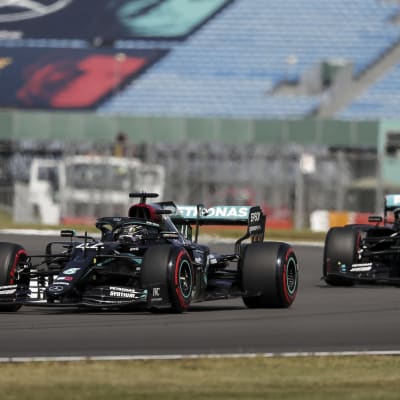 Lewis Hamilton kör framför Valtteri Bottas i Silverstone.