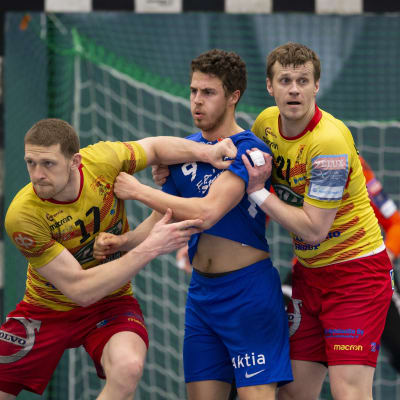 Cocks Juri Lukjantjuk och Viktor Kovalenko försvarar mot Dickens Filip Söderlund.