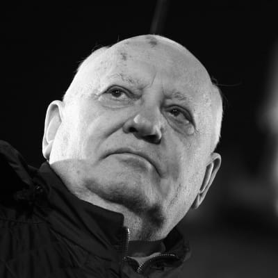 Svartvit bild av Michail Gorbatjov som tittar åt sidan.