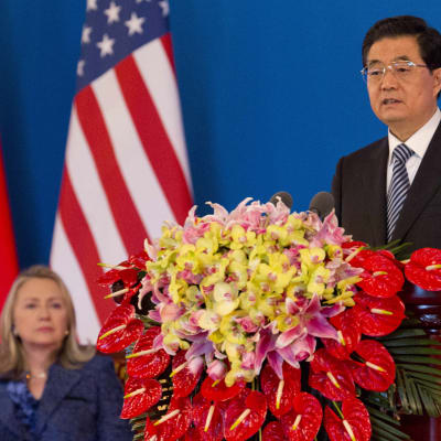 Kinas president Hu Jintao och USA:s utrikesminister Hillary Clinton i bakgrunden