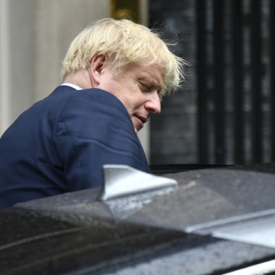Boris Johnson på väg att stiga in i en bil.
