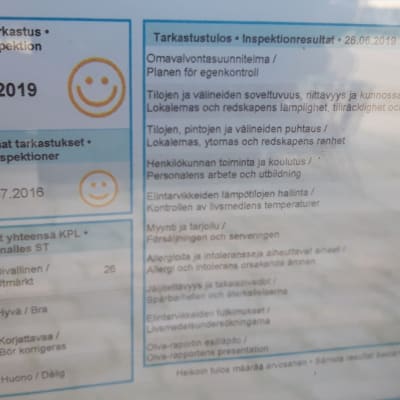 Kuvassa elintarvikevalvonnan Oiva-raportti.