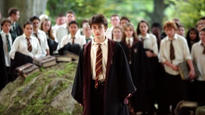 Daniel Radcliffe muiden oppilaiden ympäröimänä.