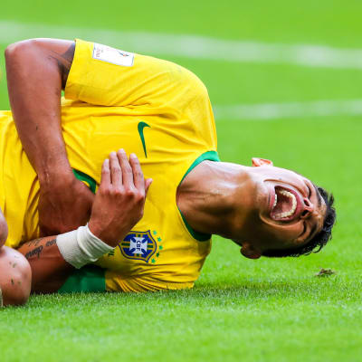 Neymar makaa nurmella.
