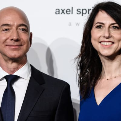 MacKenzie Bezos lupasi lahjoittaa puolet noin 32 miljardin euron omaisuudestaan hyväntekeväisyyteen. Jeff Bezos (vas.) on Forbesin mukaan maailman rikkain ihminen.
