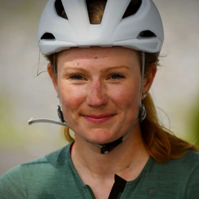 Lotta Henttala med cykelhjälm på huvudet