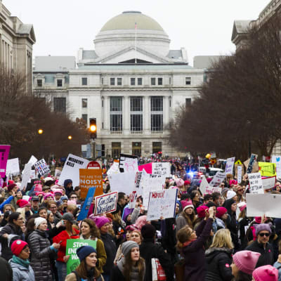 Kvinnor demonstrerade framför Kapitolium i Washington DC.