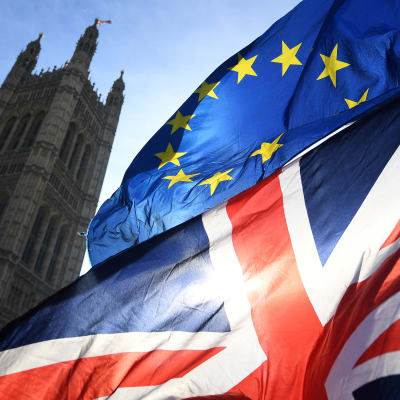 Storbritanniens och EU:s flagga vajar utanför parlamentet i London.