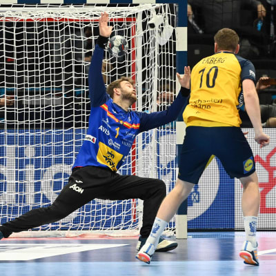Niclas Ekberg sätter in en straff.