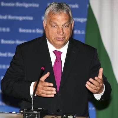 Viktor Orban puhuu tiedotustilaisuudessa.