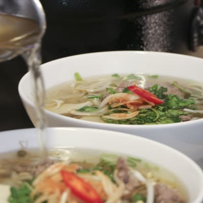 Lientä kaadetaan vietnamilaiseen Pho-keittoon.