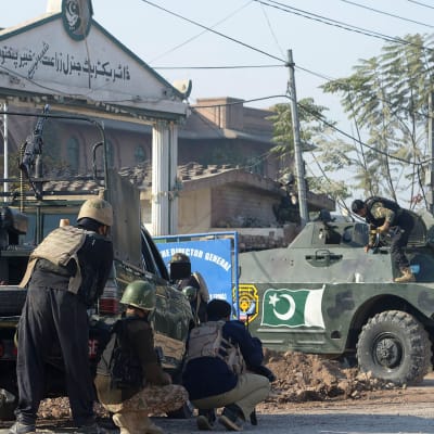 Soldater efter en talibanattack mot skola i Pakistan.