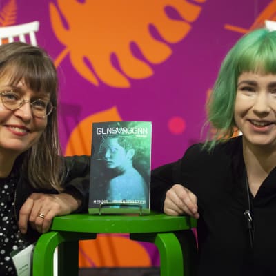 Journalisten Anna Dönsberg och författaren Henna Johansdotter samtalar om science fiction och dystopier på Helsingfors Bokmässa. 