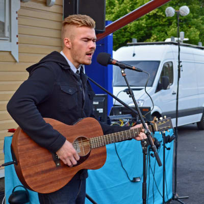 Joey Edström uppträder på Grankulla station.