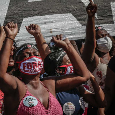 Demonstranter i munskydd i Rio de Janeiro.
