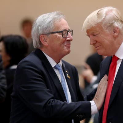 EU:n ja Yhdysvaltain yhteistyötä tarvitaan esimerkiksi veronkierron estämiseen. Kuvassa Euroopan komission puheenjohtaja Jean-Claude Juncker ja Yhdysvaltain presidentti Donald Trump.