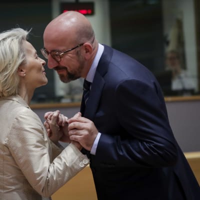 EU-komission puheenjohtajan, Ursula von der Leyenin ja Eurooppa-neuvoston presidentin, Charles Michelin lämmin tervehdys toisena huippukokouspäivänä.