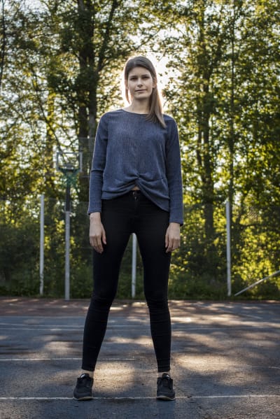Sara Jakobsén står på en basketplan. 