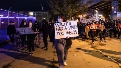 "Walter hade också en familj" står det på den här demonstrantens plakat, med hänvisning till 27-åringen som sköts ihjäl av poliser i Philadelphia. 