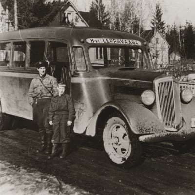 Linja-auto komeasti nimetyllä Valtatiellä vuonna 1936.