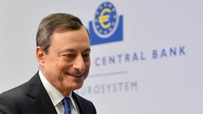 ECB:s chef Mario Draghi meddelar om stimulansåtgärder i Frankfurt.