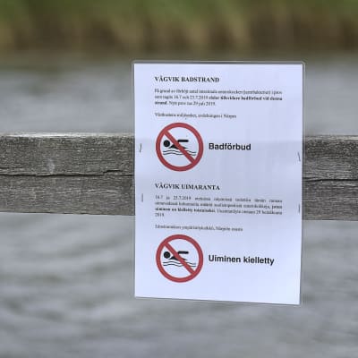 en skylt om badförbud vid en badstrand