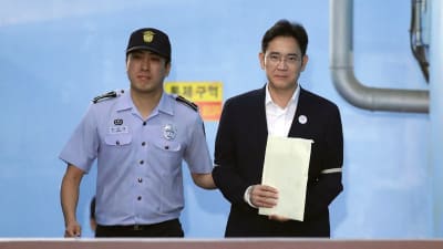 Lee Jae-yong i rätten den 25 augusti 2017. 