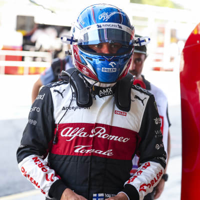 Valtteri Bottas vid depån i Alfa Romeo.